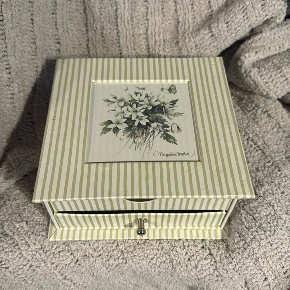Nature’s Sketchbook by Marjolein Bastin sage green /cream keepsake and note box